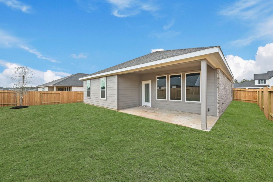 Exterior details and patio area of a home in Silverthorne, Conroe (Image 19).
