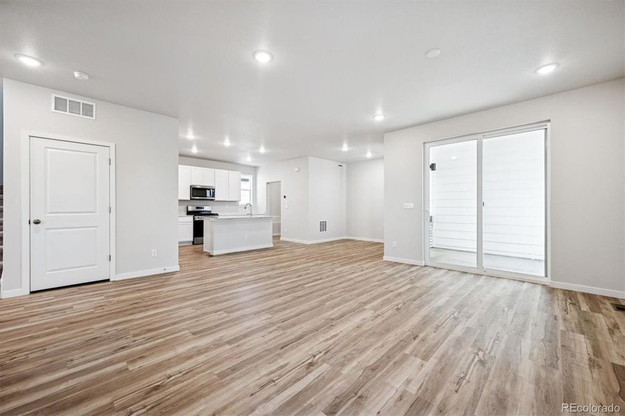 Spacious, unfurnished interior of a new home in Windler, Aurora (Image 10).