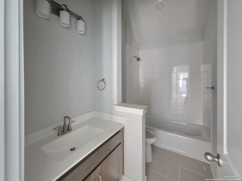 Furnished interior view inside a new home in The Heritage at Saddlebrook Ranch 70's, Schertz (Image 8).