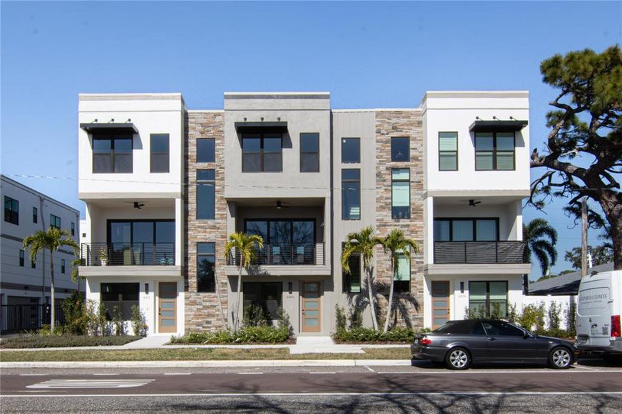 Condo located in St. Petersburg, FL showcasing its design and architecture (Image 3). Condo located in St. Petersburg, FL showcasing its design and architecture (Image 3).