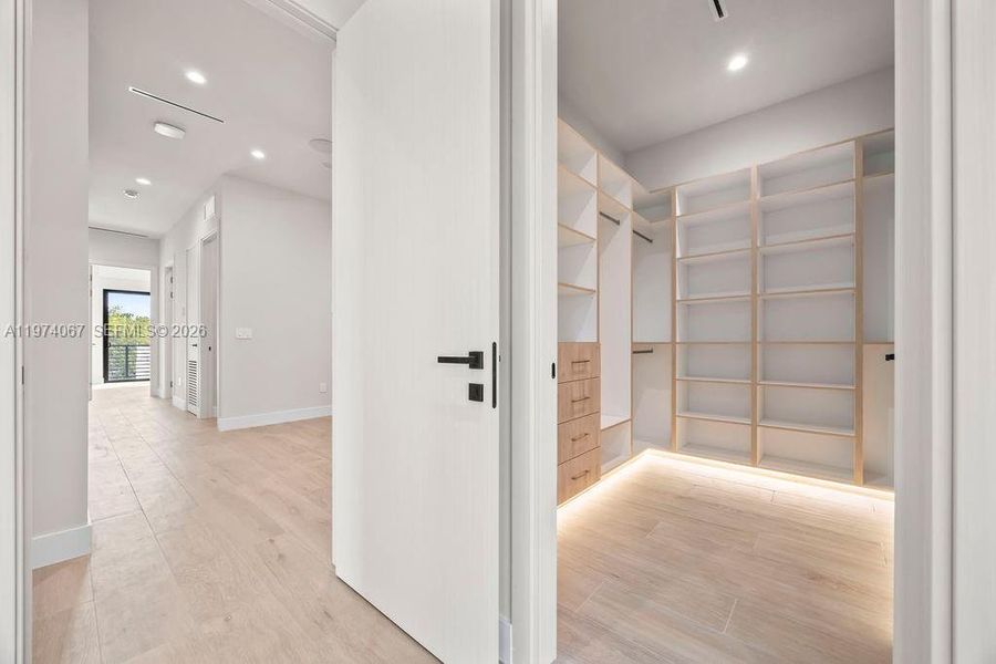 Spacious, unfurnished interior of a new home in , Fort Lauderdale (Image 41).