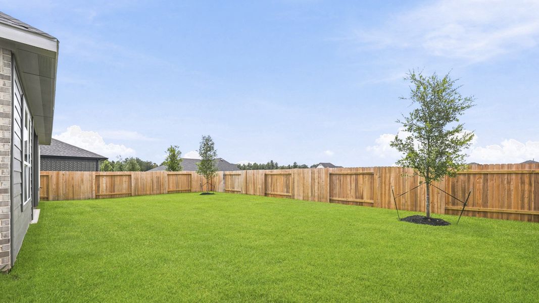 Exterior details and patio area of a home in Silverthorne, Conroe (Image 4).