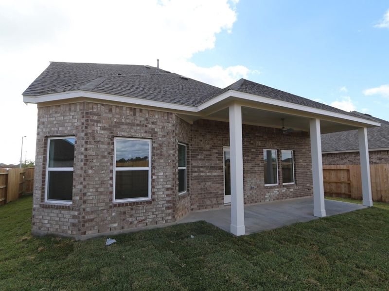 Exterior details and patio area of a home in Lago Mar, Santa Fe (Image 19). Exterior details and patio area of a home in Lago Mar, Santa Fe (Image 19).