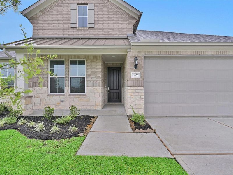 Exterior details and patio area of a home in Lago Mar, Texas City (Image 3).
