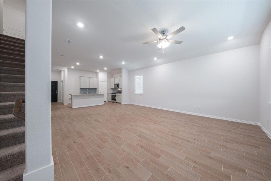 Spacious, unfurnished interior of a new home in Lake Pointe: Lake Pointe at Paloma Creek, Little Elm (Image 19). Spacious, unfurnished interior of a new home in Lake Pointe: Lake Pointe at Paloma Creek, Little Elm (Image 19).