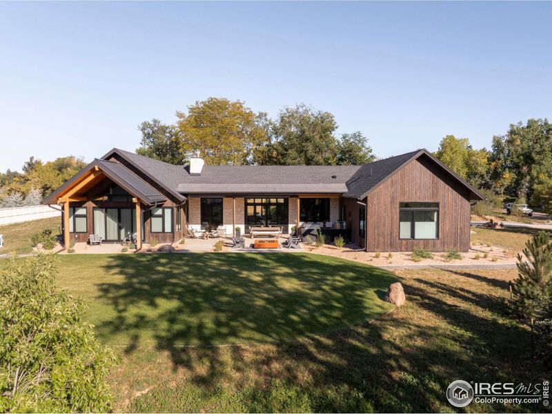 Combining clean modern lines with warm natural finishes, soaring ceilings, and beautifully designed outdoor spaces, this single-level home balances comfort and sophistication, with expansive mountain views at every turn. Combining clean modern lines with warm natural finishes, soaring ceilings, and beautifully designed outdoor spaces, this single-level home balances comfort and sophistication, with expansive mountain views at every turn.