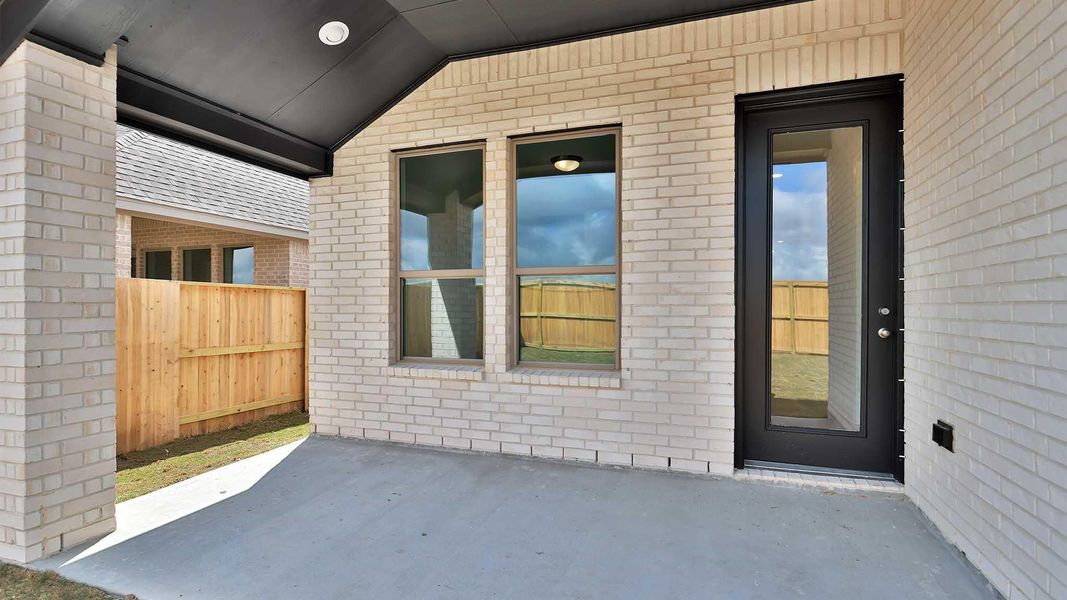 Exterior details and patio area of a home in Meridiana, Manvel (Image 4).