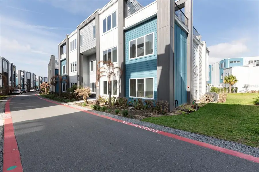 Condo located in Reunion, FL showcasing its design and architecture (Image 3).