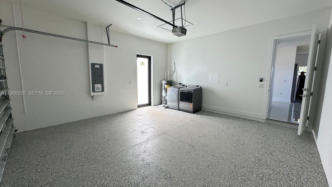 Spacious, unfurnished interior of a new home in , Lehigh Acres (Image 18).
