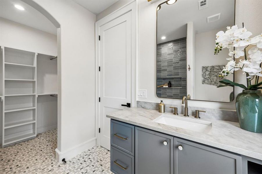 Furnished interior view inside a new home in , Dallas (Image 30). Furnished interior view inside a new home in , Dallas (Image 30).