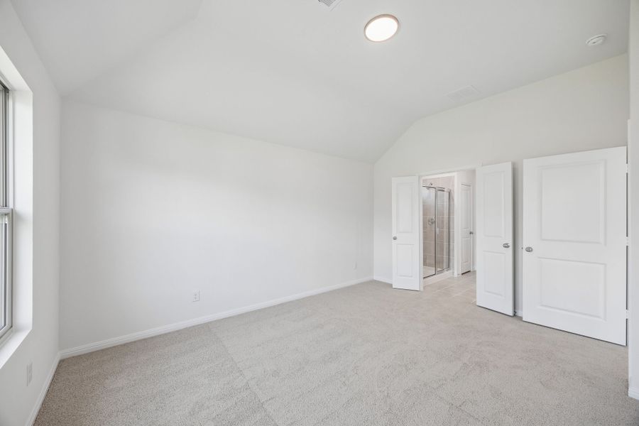 Spacious, unfurnished interior of a new home in Riviera Pines, Huffman (Image 25).