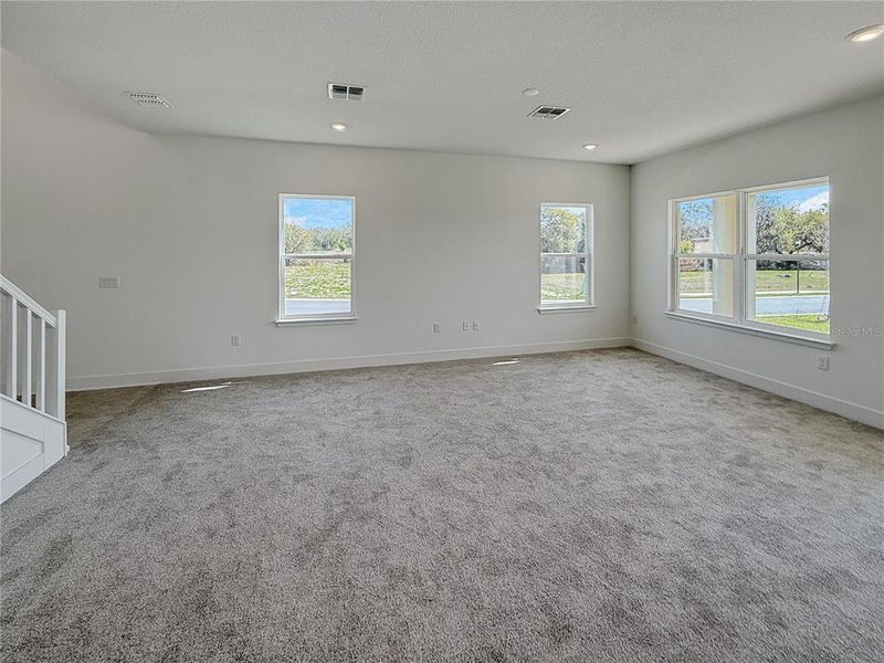 Spacious, unfurnished interior of a new home in Arbor Park, Leesburg (Image 9).