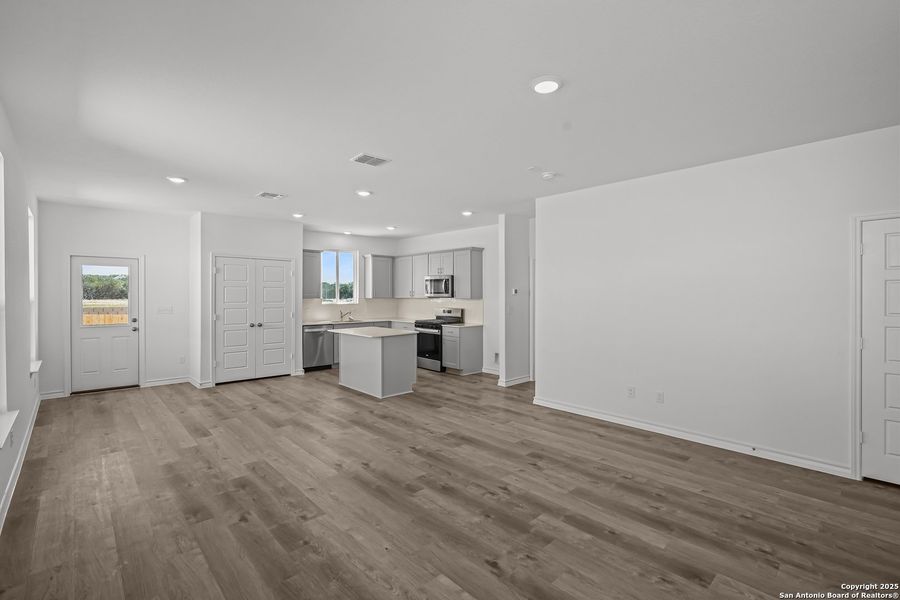 Spacious, unfurnished interior of a new home in Davis Ranch, San Antonio (Image 26).
