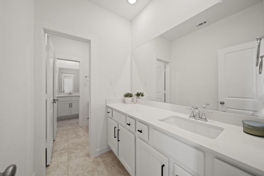 Furnished interior view inside a new home in , Rosharon (Image 25).