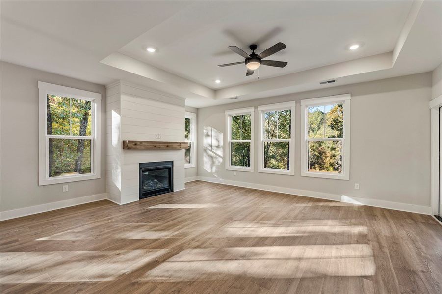 Spacious, unfurnished interior of a new home in Cross Creek Plantation, Seneca (Image 18).