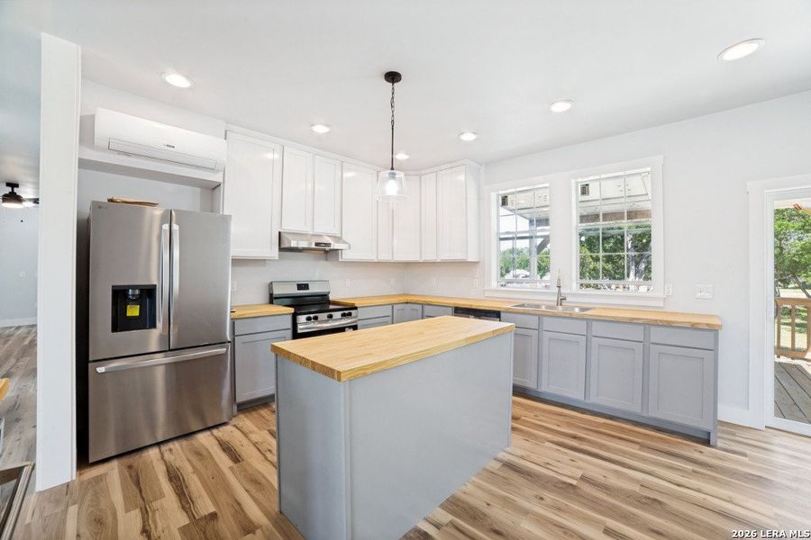 Furnished interior view inside a new home in , Bandera (Image 9).