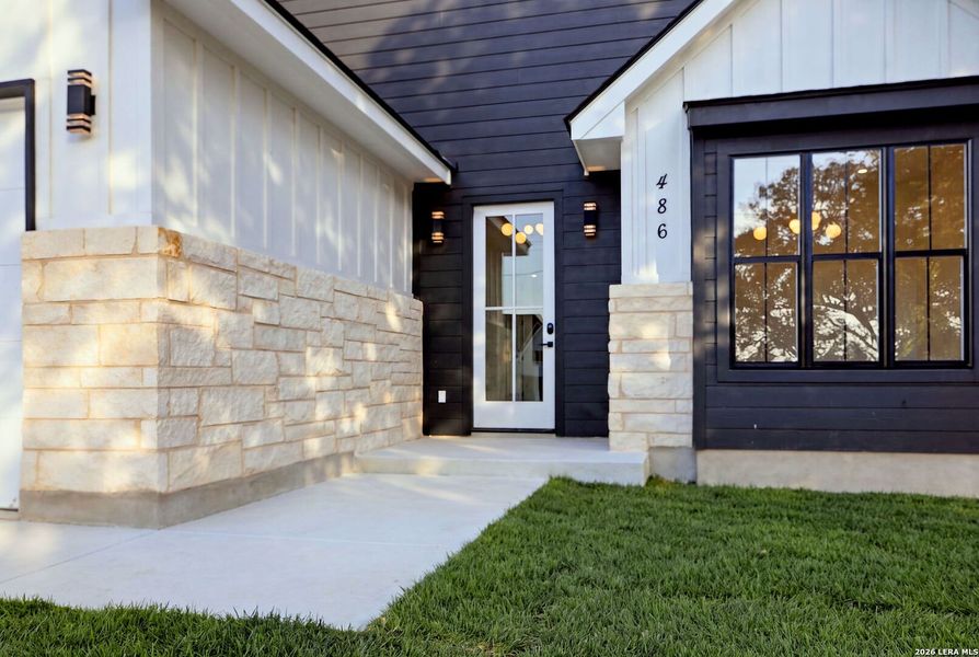 Exterior details and patio area of a home in , Bandera (Image 4).