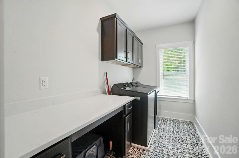 Laundry room w/folding table