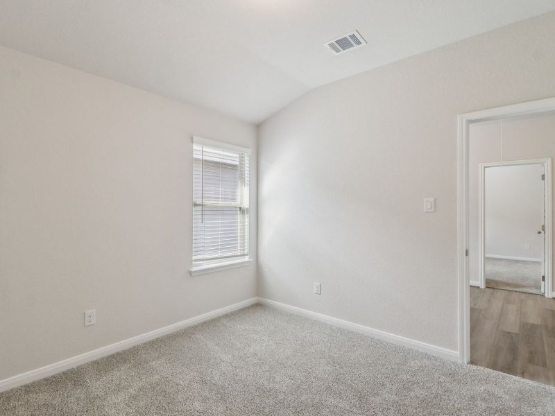 Spacious, unfurnished interior of a new home in Thomas Pond, San Antonio (Image 17).