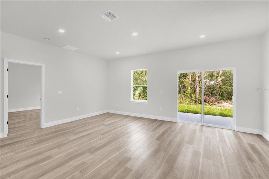 Spacious, unfurnished interior of a new home in , Ocala (Image 17).