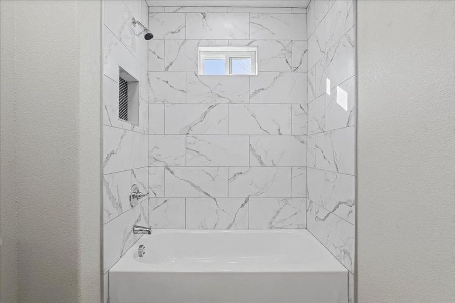 Bathroom with tiled shower / bath combo