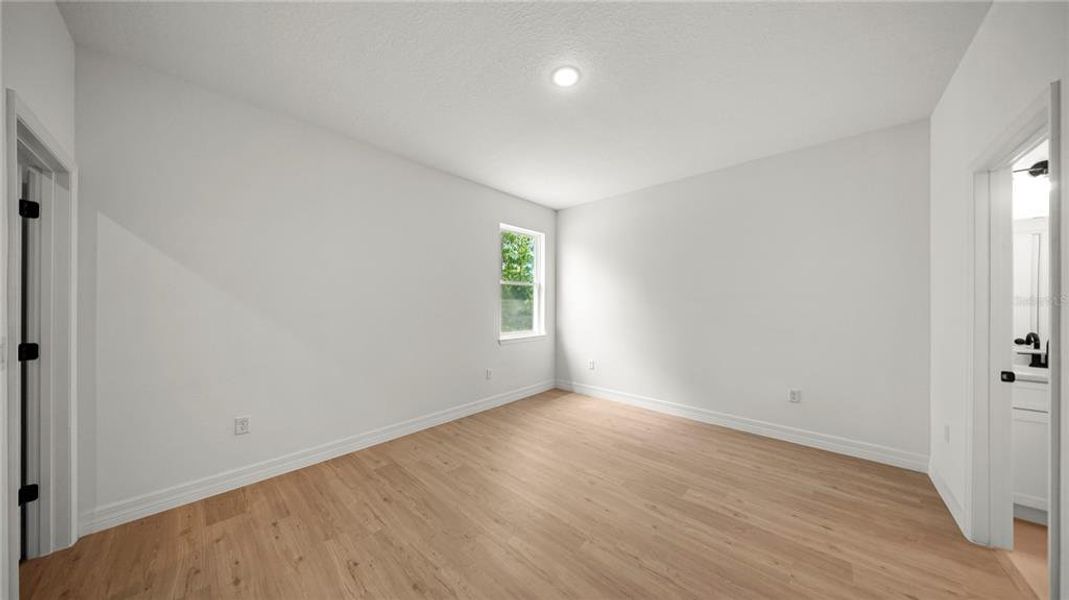 Spacious, unfurnished interior of a new home in , Citrus Springs (Image 30).