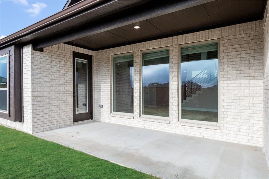 Exterior details and patio area of a home in Somerset Classic 70s & 80s, Mansfield (Image 22).