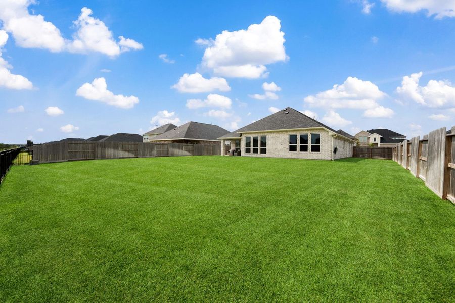 Exterior details and patio area of a home in Champions Forest 90', Mont Belvieu (Image 26).