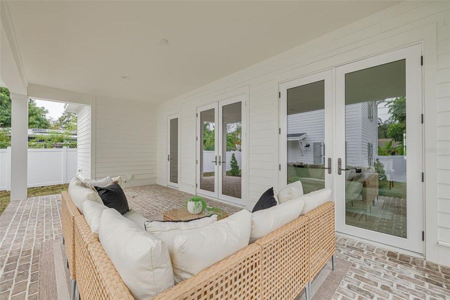 Exterior details and patio area of a home in , St. Petersburg (Image 33).