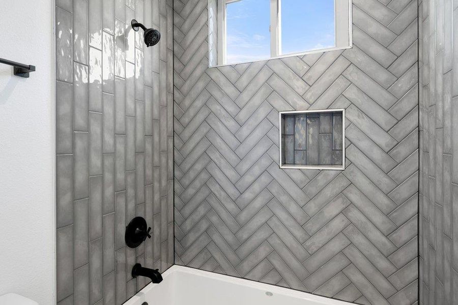Bathroom with tiled shower / bath