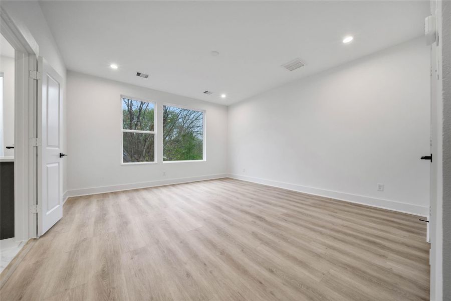 Spacious, unfurnished interior of a new home in , Houston (Image 18).
