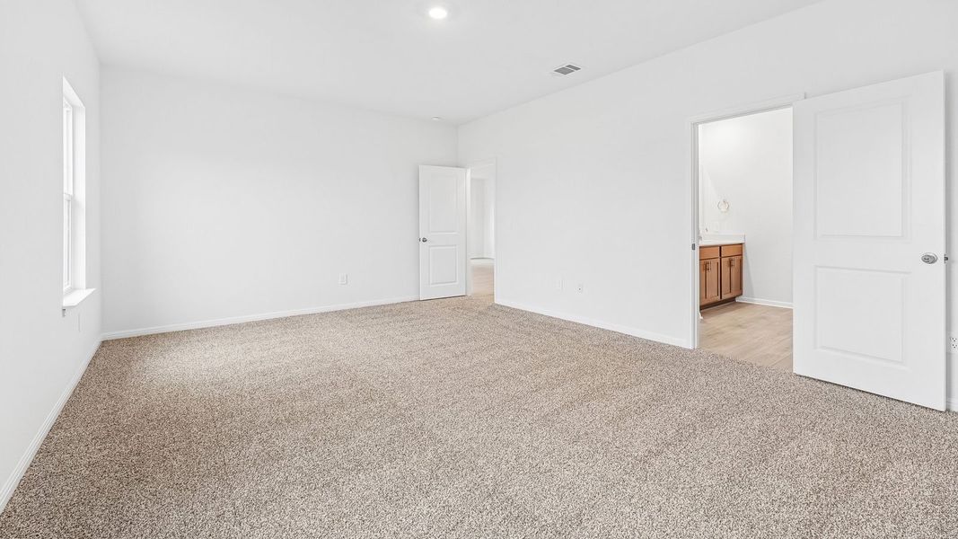 Spacious, unfurnished interior of a new home in Bar W Ranch, Leander (Image 27).