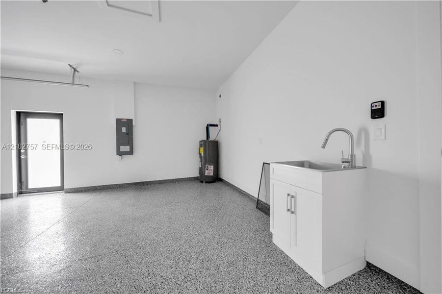 Spacious, unfurnished interior of a new home in , Lehigh Acres (Image 22).