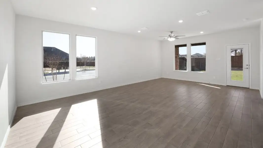 Spacious, unfurnished interior of a new home in The Preserve at Forum, Grand Prairie (Image 7).
