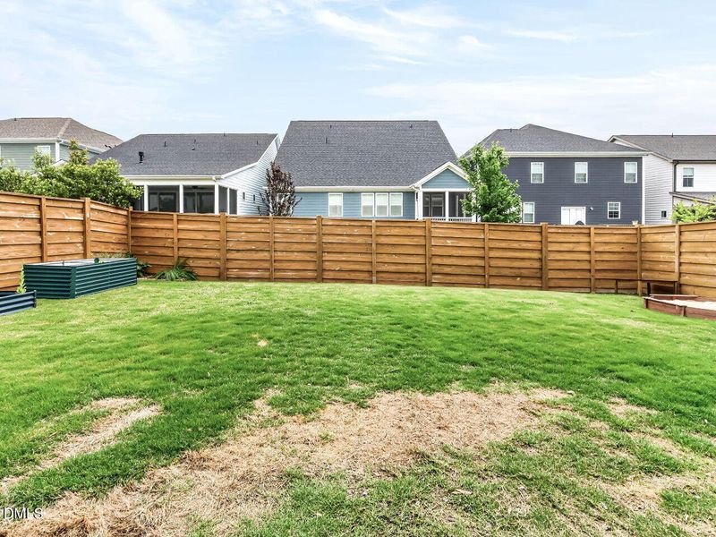 040-1280x960-back-yard 040-1280x960-back-yard
