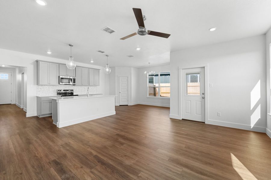 Spacious, unfurnished interior of a new home in Ridge at Knob Creek Single Family, Temple (Image 4). Spacious, unfurnished interior of a new home in Ridge at Knob Creek Single Family, Temple (Image 4).