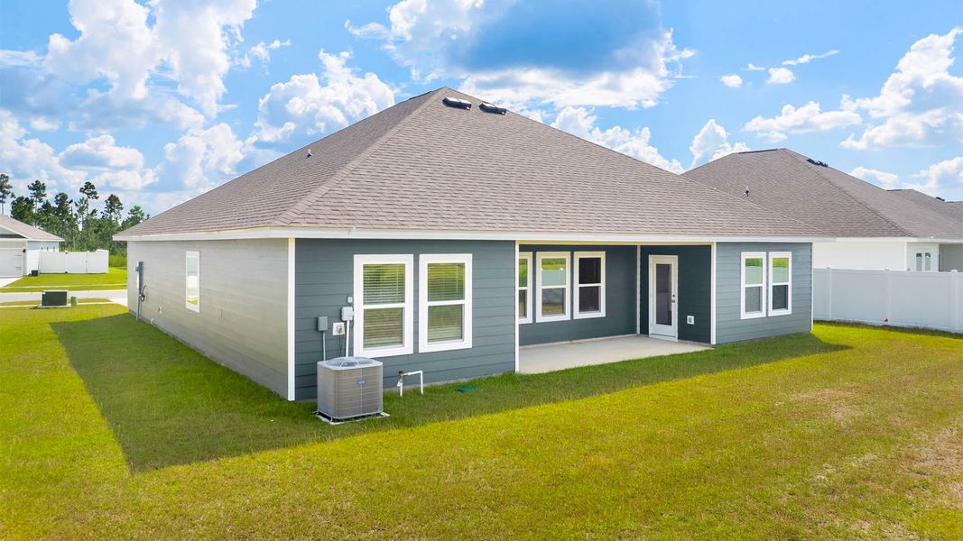 Exterior details and patio area of a home in Liberty, Panama City (Image 2).
