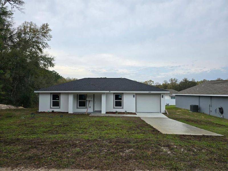 Exterior details and patio area of a home in , Dunnellon (Image 13).
