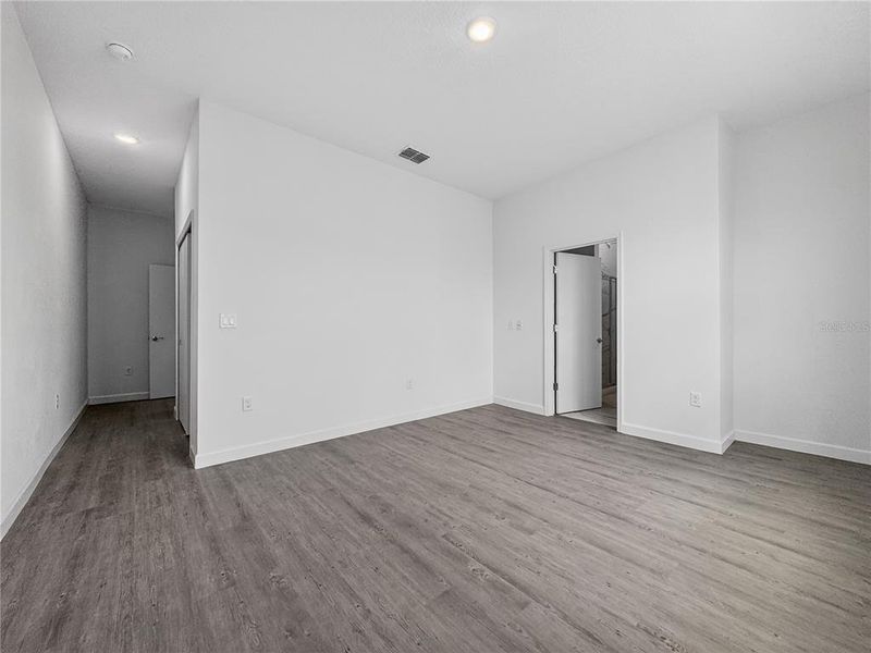Spacious, unfurnished interior of a new home in , Davenport (Image 43).