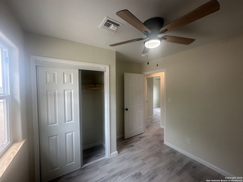 Spacious, unfurnished interior of a new home in , Bandera (Image 9).