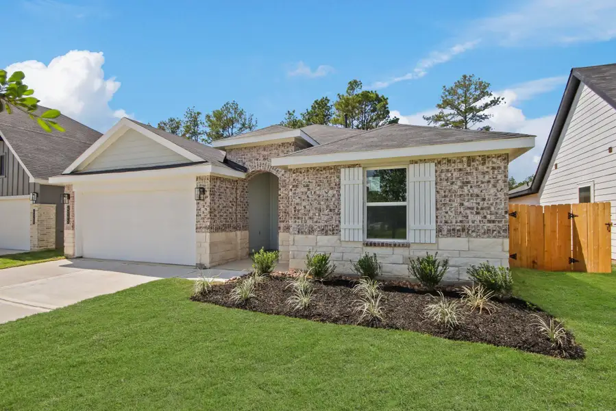 Exterior details and patio area of a home in Silverthorne, Conroe (Image 10). Exterior details and patio area of a home in Silverthorne, Conroe (Image 10).