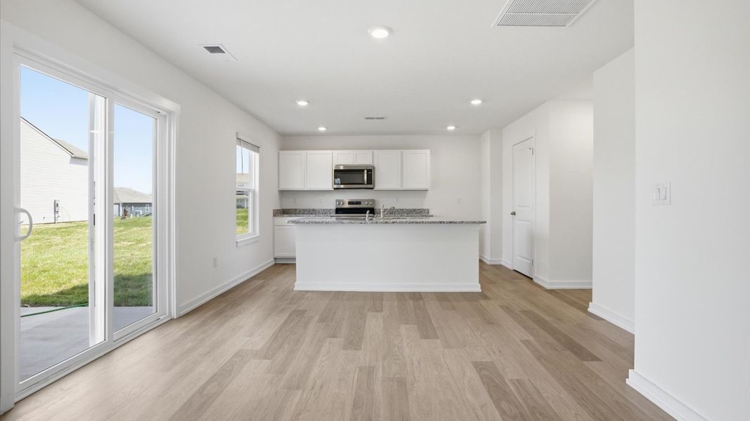 Spacious, unfurnished interior of a new home in Oak Hill, Vonore (Image 22).