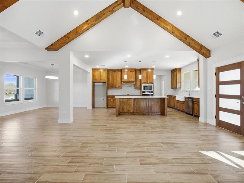 Spacious, unfurnished interior of a new home in , Weatherford (Image 23).