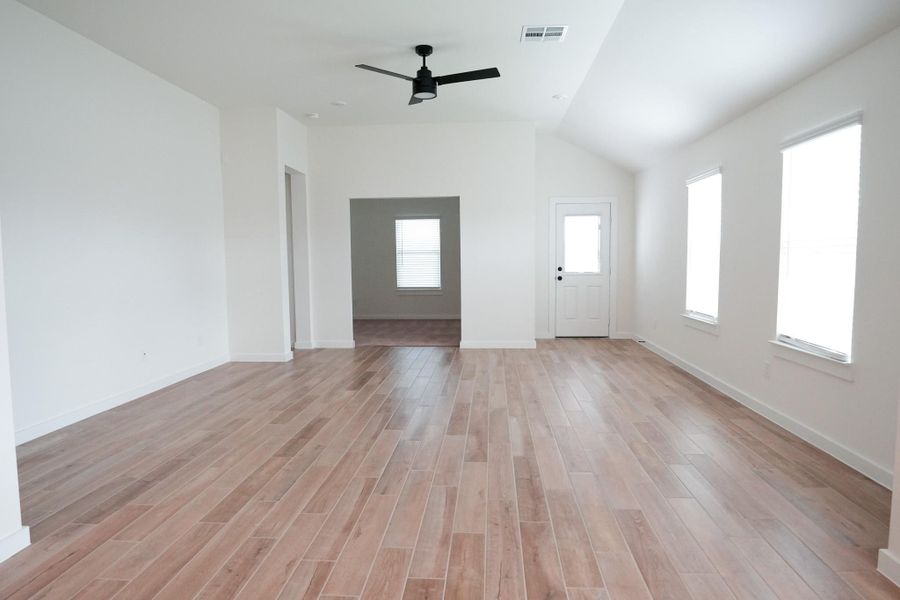 Spacious, unfurnished interior of a new home in Foxtail Palms, Manvel (Image 25).