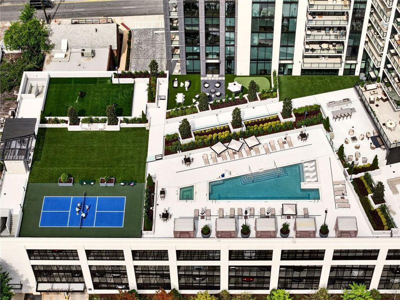 Condo located in Atlanta, GA showcasing its design and architecture (Image 4).