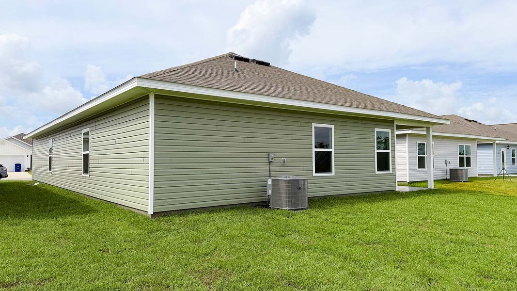 Exterior details and patio area of a home in Liberty, Panama City (Image 3).