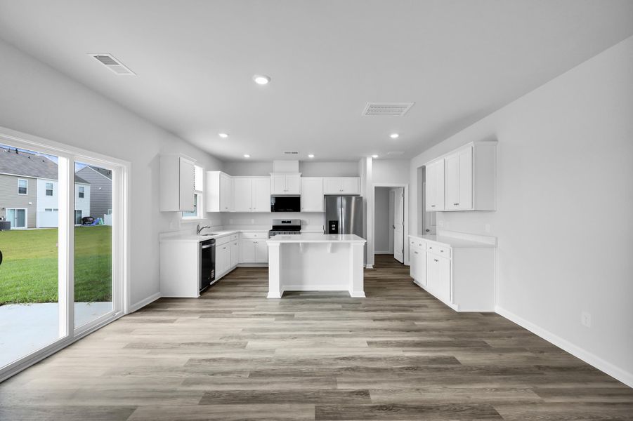 Spacious, unfurnished interior of a new home in Carolina Groves, Moncks Corner (Image 12).