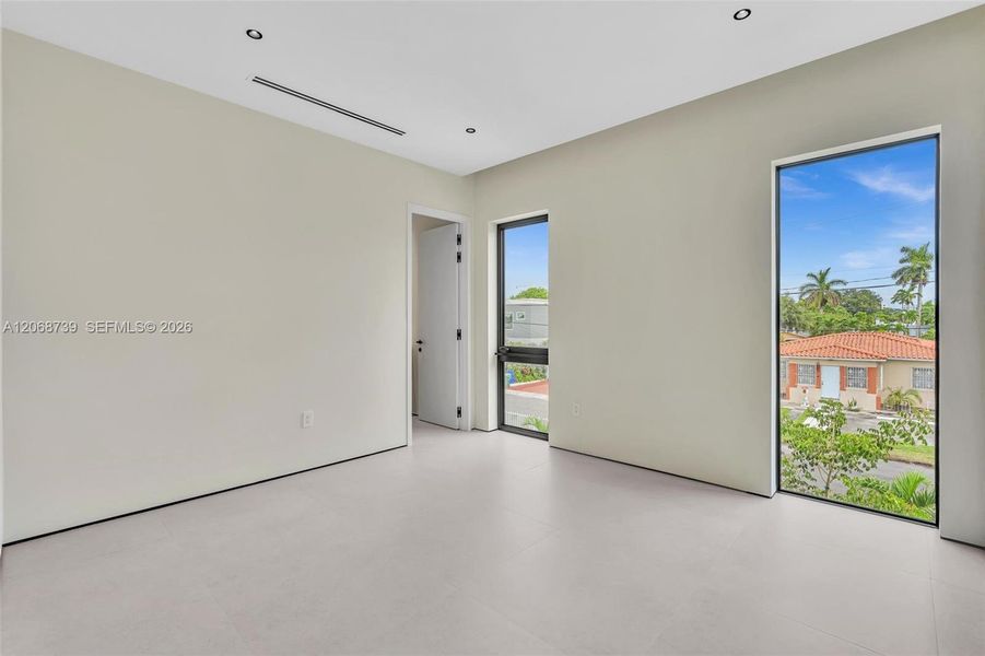 Spacious, unfurnished interior of a new home in , Miami (Image 44).