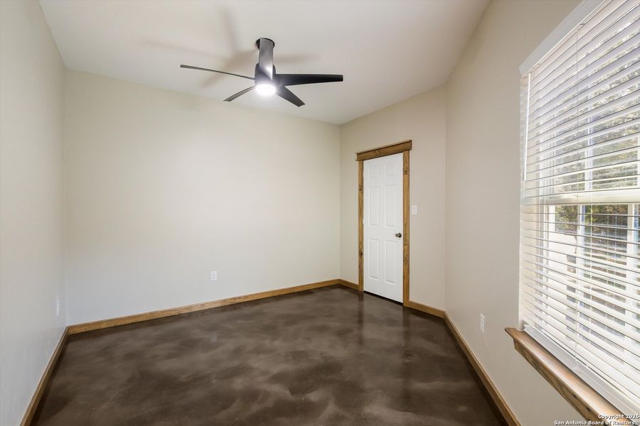 Spacious, unfurnished interior of a new home in , Bandera (Image 25).