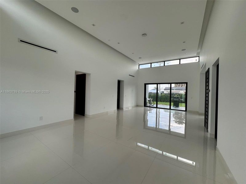 Spacious, unfurnished interior of a new home in , Miami (Image 21).